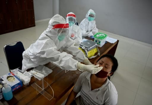 Une personne se fait tester au coronavirus à Denpasar, le 7 juin 2020 à Bali, en Indonésie Une personne se fait tester au coronavirus à Denpasar, le 7 juin 2020 à Bali, en Indonésie