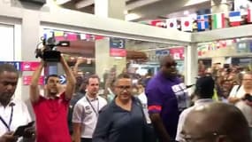 Victoire des Bleus au Mondial 2018: Thomas Lemar accueilli par les supporters à l'aéroport de Pointe-à-Pitre (1/2) - Témoins BFMTV