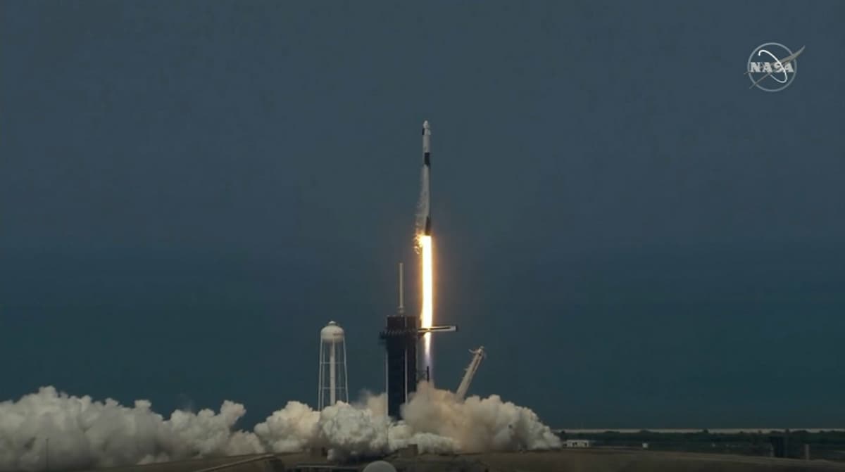 Spacex Décollage Historique Réussi Pour La Fusée Falcon 9 Avec Deux Astronautes à Bord