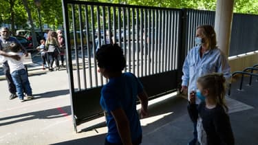 Des enfants finissent leur journée d'école à l'établissement élémentaire Cour-de-Lorraine, à Mulhouse, le 18 mai 2020