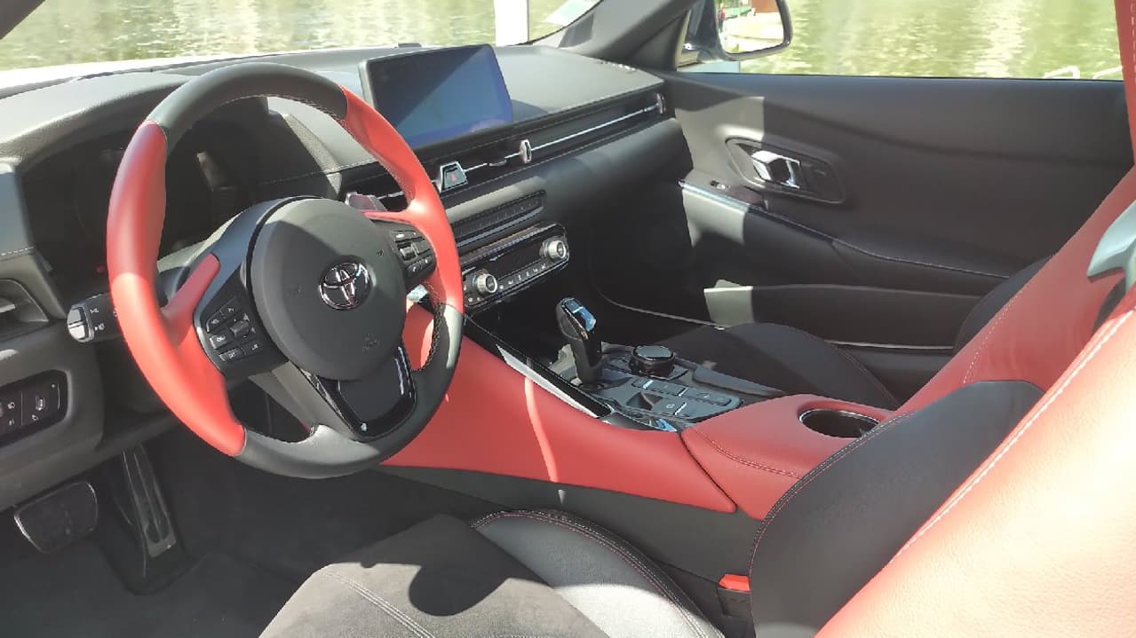 Les sièges baquets au maintien parfait et très enveloppants n’oublient pas d’être aussi moelleux et confortables.