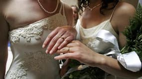 Les premiers mariages pourront être célébrés mi-juin, mais les couples devront trouver les élus qui acceptent de le faire.