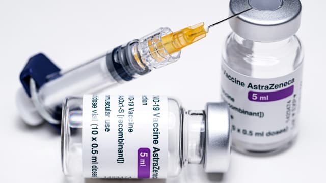 Le vaccin AstraZeneca photographié le 11 mars 2021 à Paris