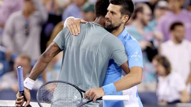 Gaël Monfils et Novak Djokovic se saluent, le 17 août 2023.