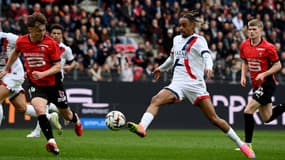 Bradley Barcola avec le ballon lors de Rennes-PSG, à Rennes le 8 mars 2025