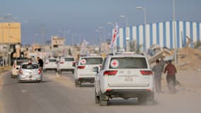 Des véhicules du Comité international de la Croix-Rouge (CICR) circulent près de la place Saraya, dans l'ouest de la ville de Gaza, le 19 janvier 2025. 