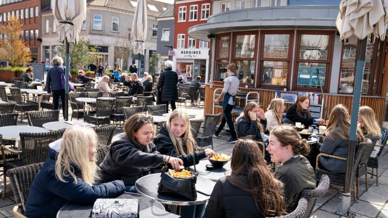 Bars et restaurants rouvrent à Roskilde, au Danemark, le 21 avril 2021 (photo d'illustration)