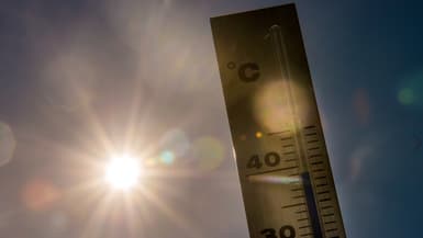 Le soleil et un thermomètre. (image d'illustration)