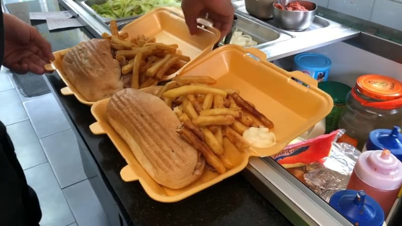 A Champagne-sur-Seine, un restaurateur propose d'offrir un kebab aux clients vaccinés.