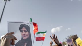 Un manifestant tient une photo de Mahsa Amini lors d'une manifestation contre le régime iranien et en soutien aux femmes iraniennes