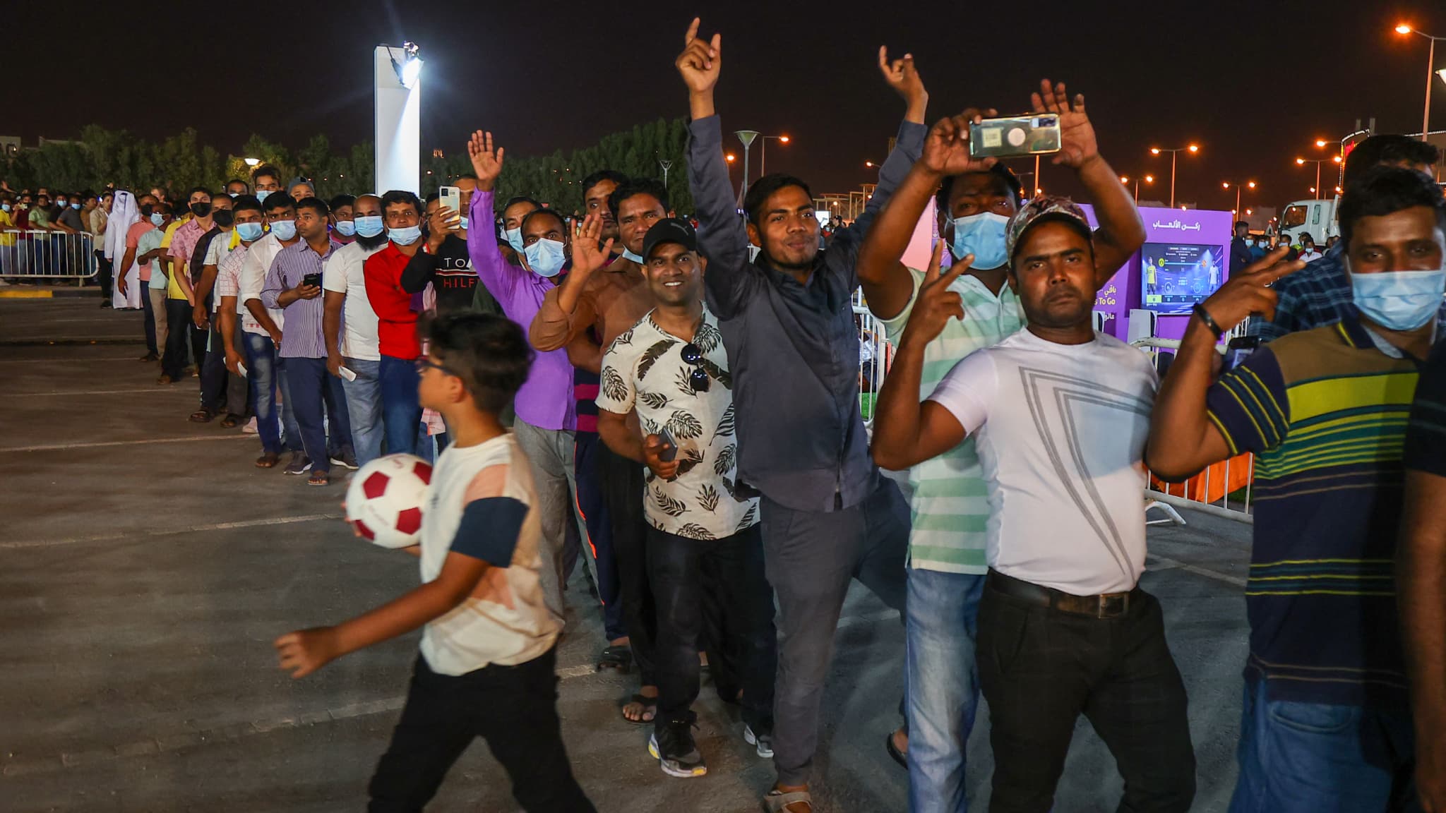 Du public à Doha pour poser près de la Coupe du monde de football, à Doha la 7 mai 2022 Du public à Doha pour poser près de la Coupe du monde de football, à Doha la 7 mai 2022