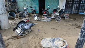 Une vue générale montre des motos embourbées dans la boue après les crues soudaines à Meureudu, dans le district de Pidie Jaya, province d'Aceh, en Indonésie, le 28 novembre 2025.