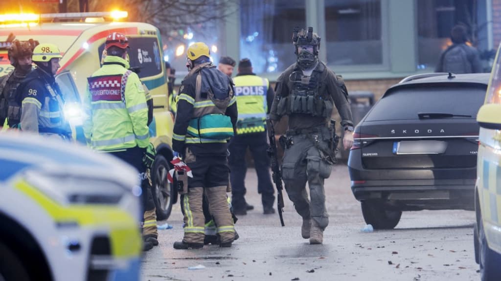 Des membres des services d'urgence et des forces spéciales de la police travaillent sur les lieux de l'école Risbergska à Orebro, en Suède, le 4 février 2025.