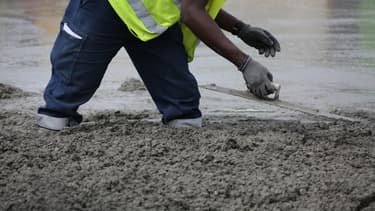 Pose d'une dalle de béton à Paris le 26 juin 2015