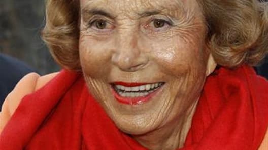 L'héritière de l'Oréal Liliane Bettencourt a vendu son île d'Arros, dans les Seychelles, à une entreprise liée à la fondation suisse Save our seas (SOSF, Sauvez nos mers), qui souhaite la transformer en réserve naturelle. Le montant de la transaction s'él