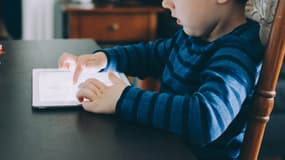 Un enfant utilise une tablette (photo d'illustration).