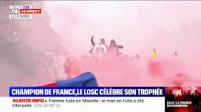 Le gardien Mike Maignan soulève le trophée de champion de France devant les supporters du LOSC