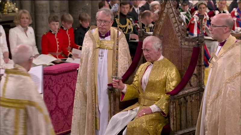 Le roi Charles III dans l'abbaye de Westminster (Londres, Royaume-Uni), à l'occasion de la cérémonie de couronnement, le 6 mai 2023.