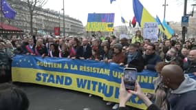 Rachida Dati, Stanislas Guérini, Olivier Faure et Anne Hidalgo à Paris lors de la manifestation en soutien à l'Ukraine le 5 mars 2022
