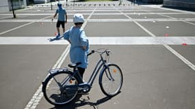 Une femme prend un cours gratuit de vélo à Rennes, le 2 juin 2020