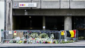 La sortie de la bouche de métro de Maelbeek à Bruxelles, emplie de de fleurs après l'attentat, le 30 mars 2016.