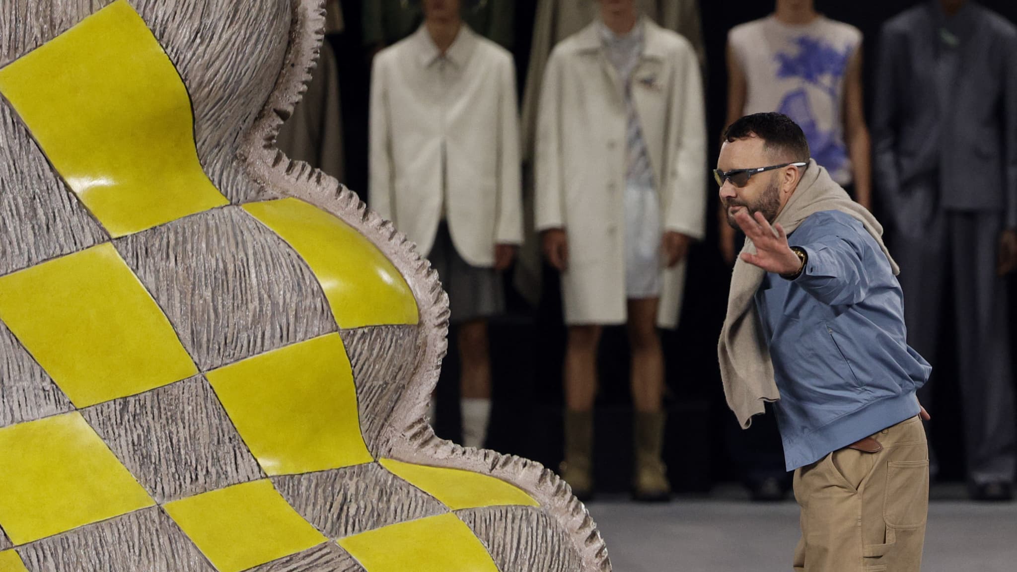 Kim Jones lors du défilé homme printemps-été 2025 de Dior Kim Jones lors du défilé homme printemps-été 2025 de Dior