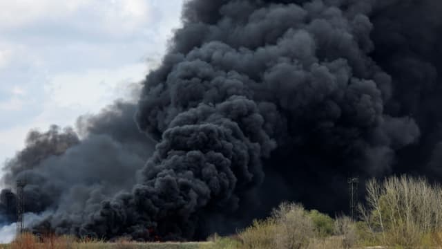 De la fumée s'échappe d'une raffinerie de pétrole à Lyssytchansk (est de l'Ukraine), le 16 avril 2022 