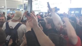 La haie d'honneur des supporters pour célébrer leurs héros après la qualification des Brestois en C1