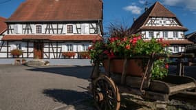 Vue d'une maison alsacienne traditionnelle dans le petit village de Hunspach (Bas-Rhin), le 8 juillet 2020.