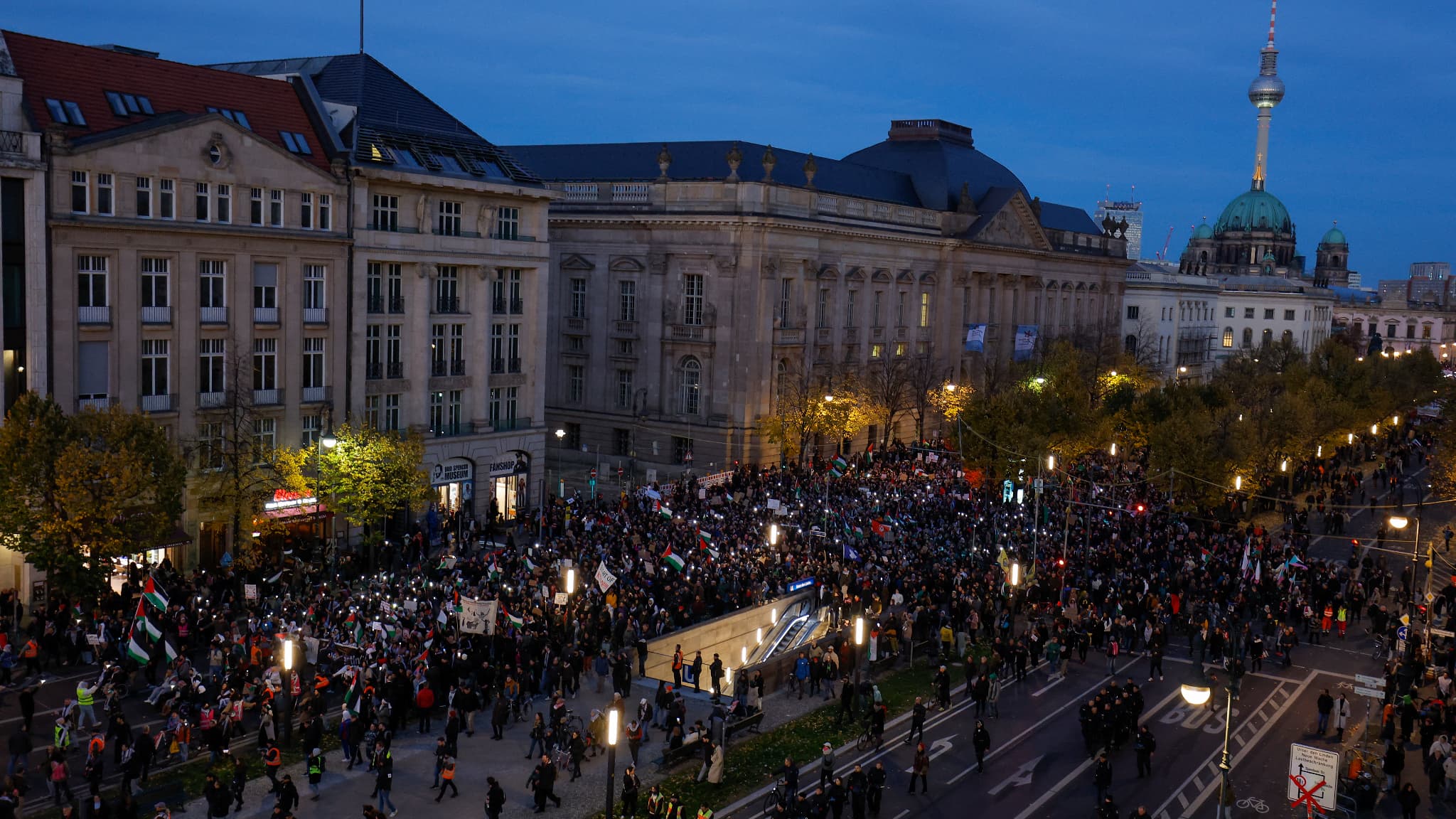 Des milliers de manifestants ont défilé en soutien aux Palestiniens à Berlin, ce samedi 4 novembre.