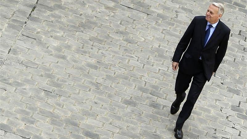 Jean-Marc Ayrault a déclaré mercredi soir sur France 2 que son gouvernement était déjà au travail et examinerait jeudi en conseil des ministres une baisse de 30% du salaire du Premier ministre et de celui des ministres, conformément aux engagements de Fra