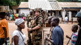 Un soldat français de l'opération Sangaris en poste à un check-point, en Centrafrique.