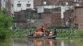 La rivière Varuna à Varanasi en Inde a débordé dans un quartier résidentiel, le 5 août 2025.