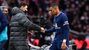 Pochettino et Mbappé lors de PSG - Saint-Etienne le 26 février 2022.
