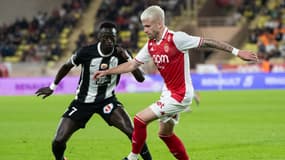 Duel entre Ibrahima Niane et Caio Henrique lors du match de Ligue 1 Monaco-Angers, 1er novembre 2024