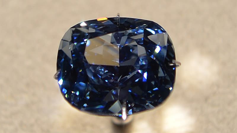 Le "Blue Moon" est le plus gros diamant bleu de forme coussin jamais proposé aux enchères. Il a été découvert dans la mine de Cullinan en Afrique-du-Sud.