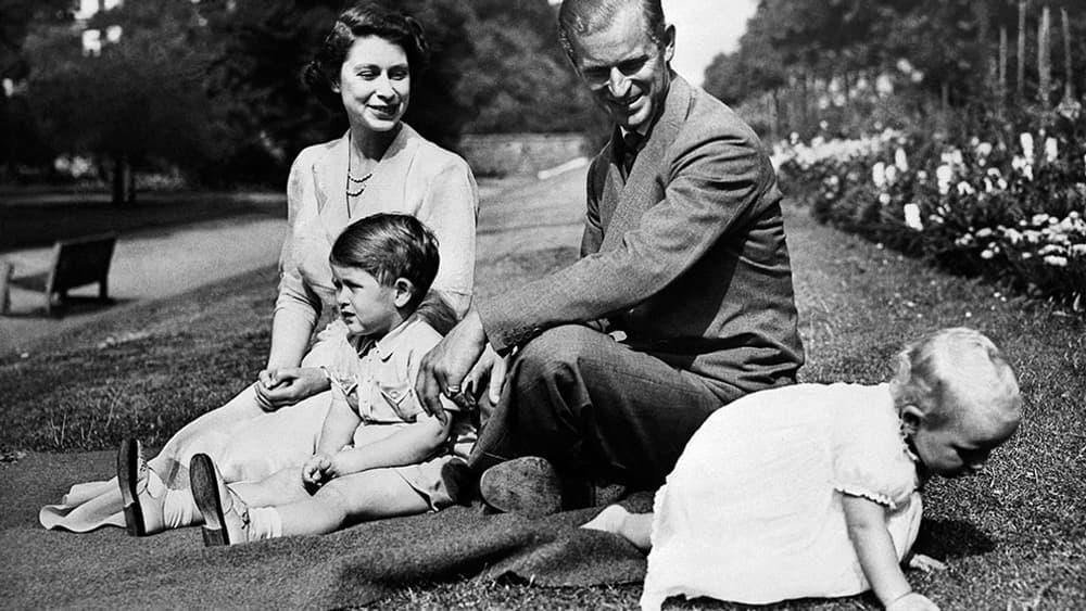 La reine en famille, avec ses deux premiers enfants, Charles et Anne en 1952. La reine en famille, avec ses deux premiers enfants, Charles et Anne en 1952.