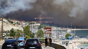 Le nuage de fumée d'un incendie près de la Plage des Corbières à Marseille, le 8 juillet 2025