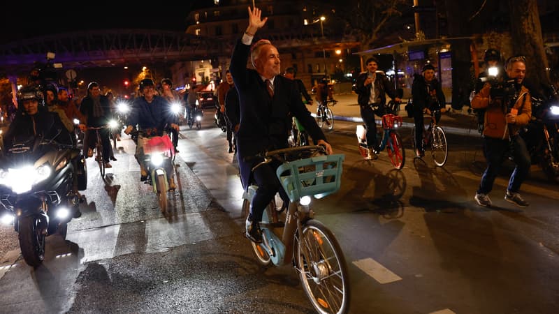 "J'ai hâte de m'occuper de cette ville magnifique": Emmanuel Grégoire rejoint l'Hôtel de Ville de Paris à vélo, après sa victoire aux municipales