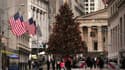 Des gens passent devant un arbre de Noël devant le New York Stock Exchange à New York, le 24 décembre 2013.