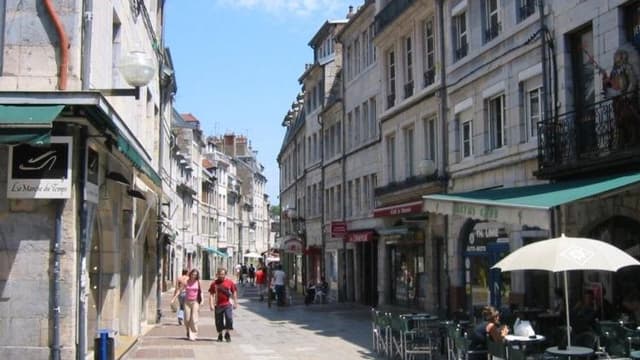 Une rue commerçante : au-delà du charme, les nuisances