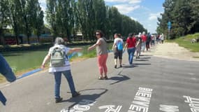 Une chaîne humaine rassemble des habitants de Seine-Saint-Denis le 23 juin 2024, "pour la République" et "pour la France".