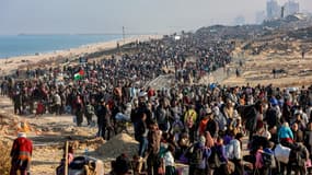 Des personnes marchent le long de la rue côtière al-Rashid à Gaza pour traverser le corridor de Netzarim du sud de la bande de Gaza vers le nord, le 27 janvier 2025. 