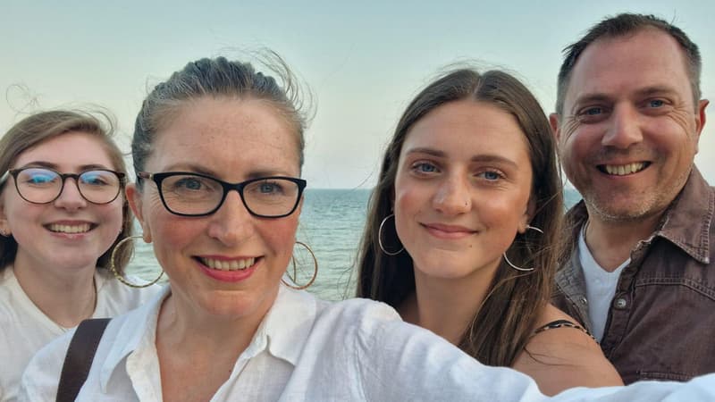 "Aucune famille ne devrait vivre ça": le cri d’alarme de Britanniques après la mort fulgurante de leur fille de 18 ans emportée par la méningite B