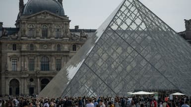 Des touristes font la queue devant la pyramide du Louvre le 29 avril 2022. Image d'illustration