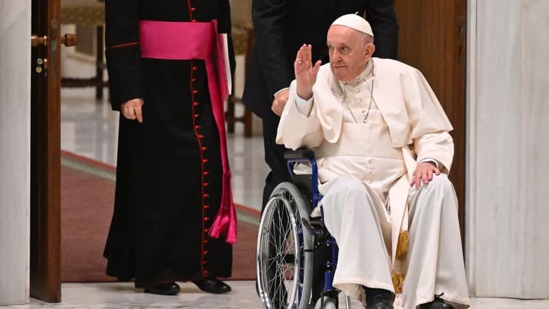 Souffrant du genou, le pape François contraint au fauteuil roulant