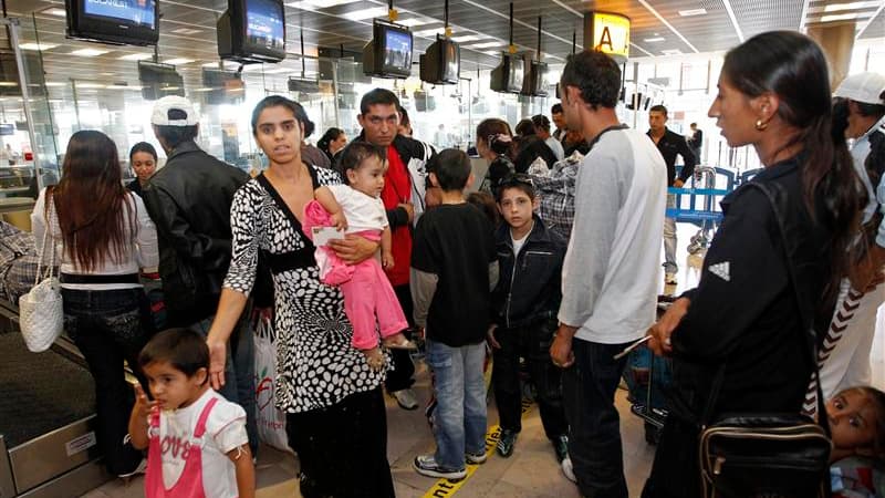 Famille de Roms à l'aéroport Marignane, près de Marseille. La commande par la ville de Marseille de caméras de surveillance qui ont pour objectif affiché la surveillance des Roms ou des gens du voyage provoque l'indignation de responsables politiques loca