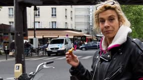Frigide Barjot dans une rue de Paris