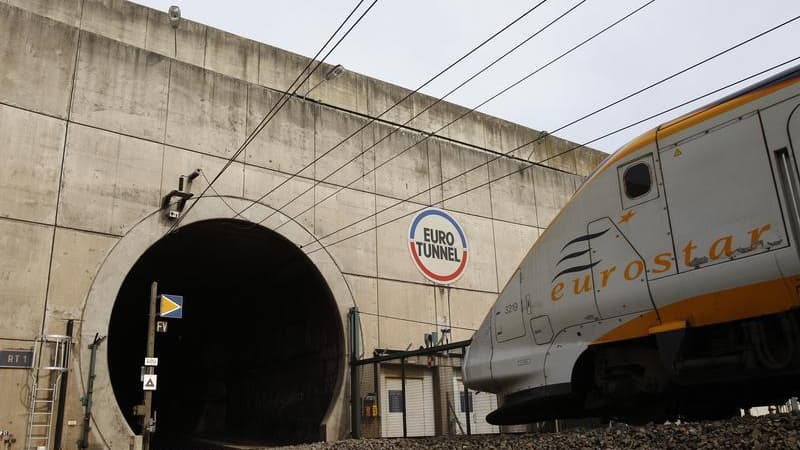 Un TGV et un Eurostar, avec plusieurs centaines de passagers à bord, ont été bloqués vendredi en fin de journée dans l'Oise sur une ligne à grande vitesse en raison d'une coupure de l'alimentation électrique provoquée par les violents orages qui se sont a