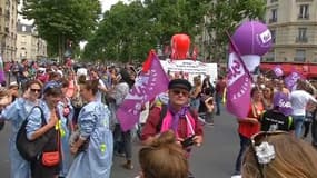 Paris: personnel de l’AP-HP et travailleurs sociaux manifestent devant le ministère de la Santé